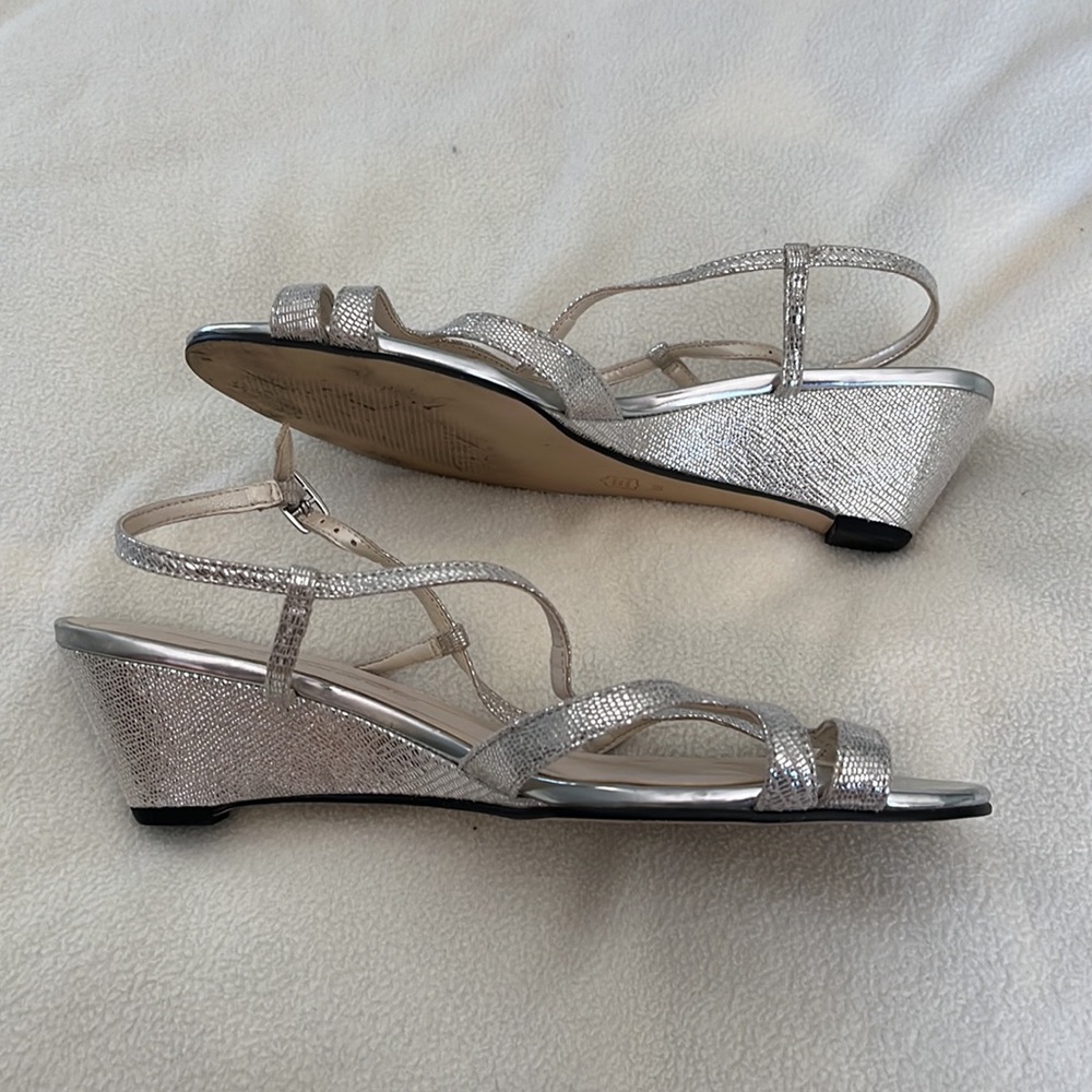 Caparrós silver size 8B women’s wedge heel shoe, barely worn, in good co… - Picture 2 of 8